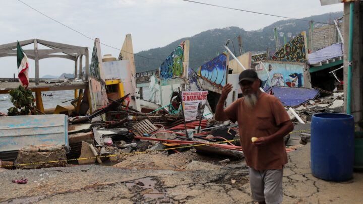 Reubicarán a más de 200 familias en Acapulco tras el paso del huracán ‘John’