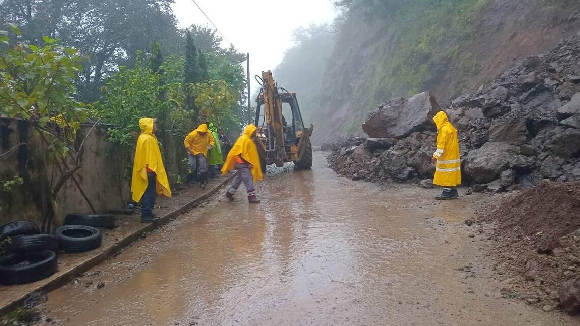 Rocas gigantes bloquean carretera en Hidalgo tras deslave