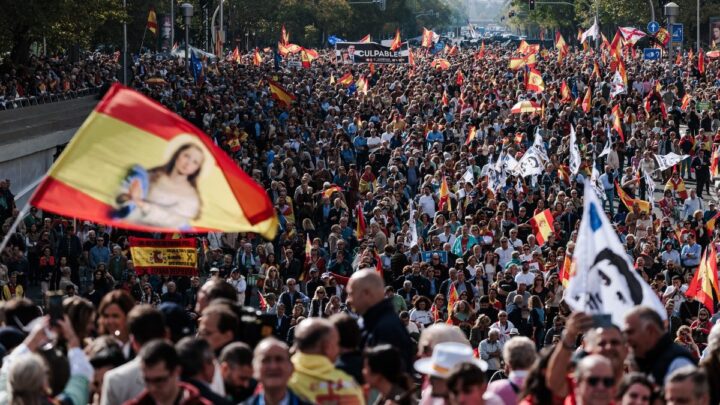 Protestas en Madrid exigen elecciones anticipadas al gobierno de Pedro Sánchez