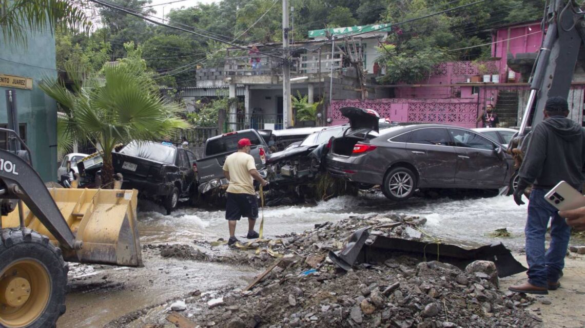 Fuertes lluvias dejan tres fallecidos y caos en Nuevo León