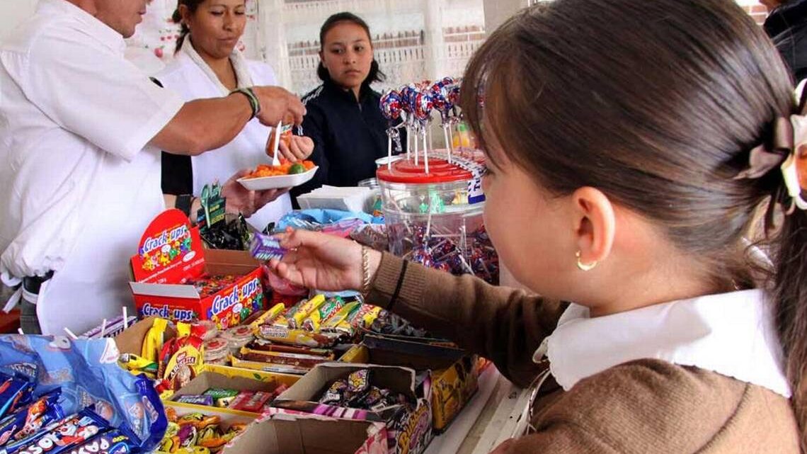 Prohíben comida chatarra en escuelas a partir de marzo