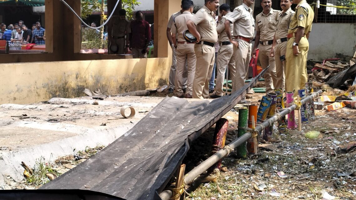 Explosión de pirotecnia en un templo en India deja más de 150 heridos