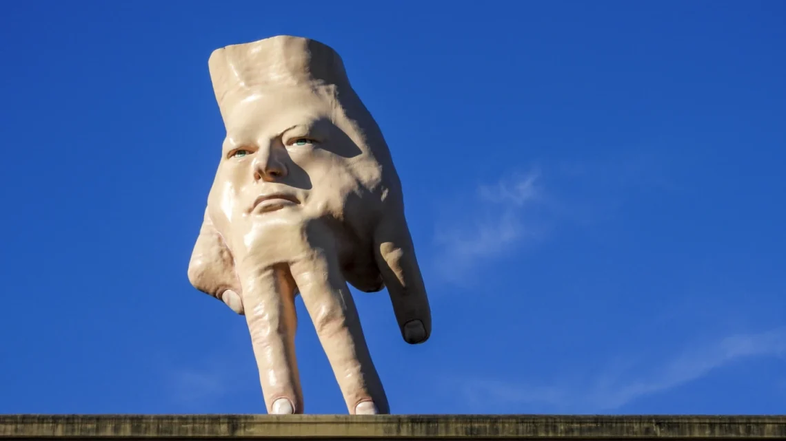 Wellington se despide de Quasi, la escultura de la mano gigante