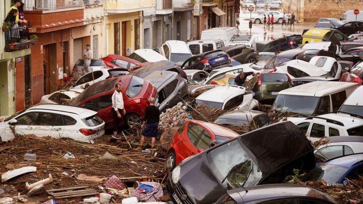España enfrenta el peor desastre natural en años con 64 muertos tras inundaciones en Valencia