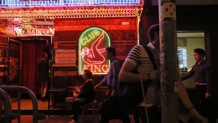 Hong Kong reduce impuestos al alcohol para revitalizar su industria nocturna