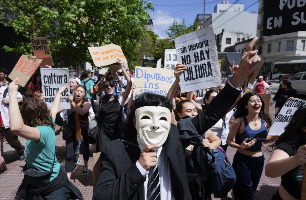 Protestas universitarias estallan en Argentina tras veto de Milei