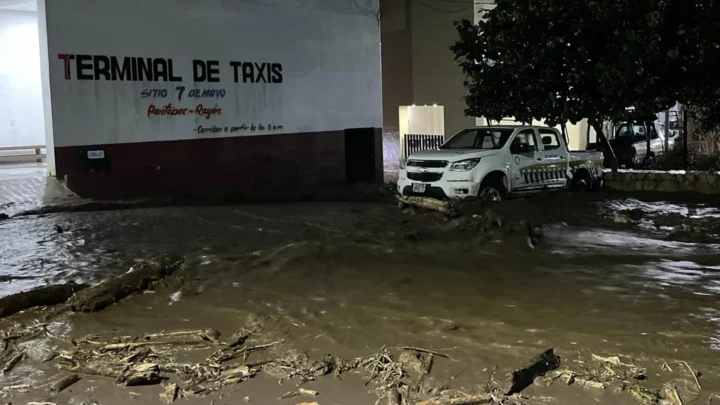 Desbordamientos en Chiapas dejan tres muertos y severos daños