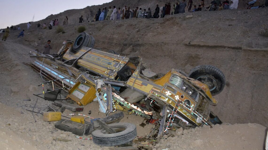 Tragedia en Pakistán: autobús se despeña y deja 7 muertos