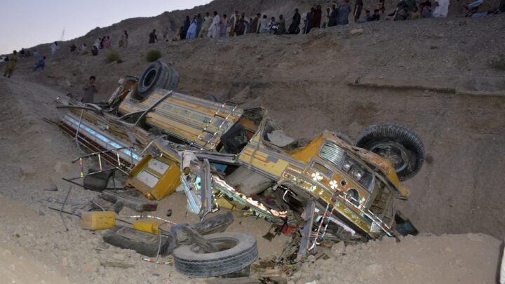 Tragedia en Pakistán: autobús se despeña y deja 7 muertos