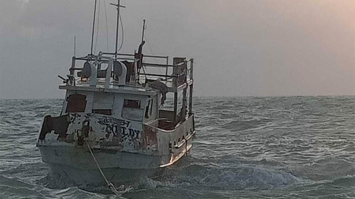 Rescatan a cuatro pescadores extraviados tras el huracán Milton en Yucatán