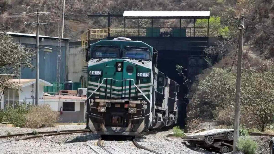 Desbloquean vías férreas tras pacto; Ferrosur dotará agua a Chapulco