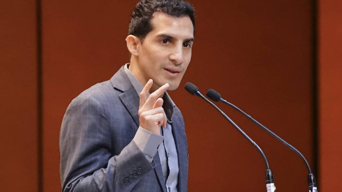 Rommel Pacheco revoca la cancelación de becas para deportistas