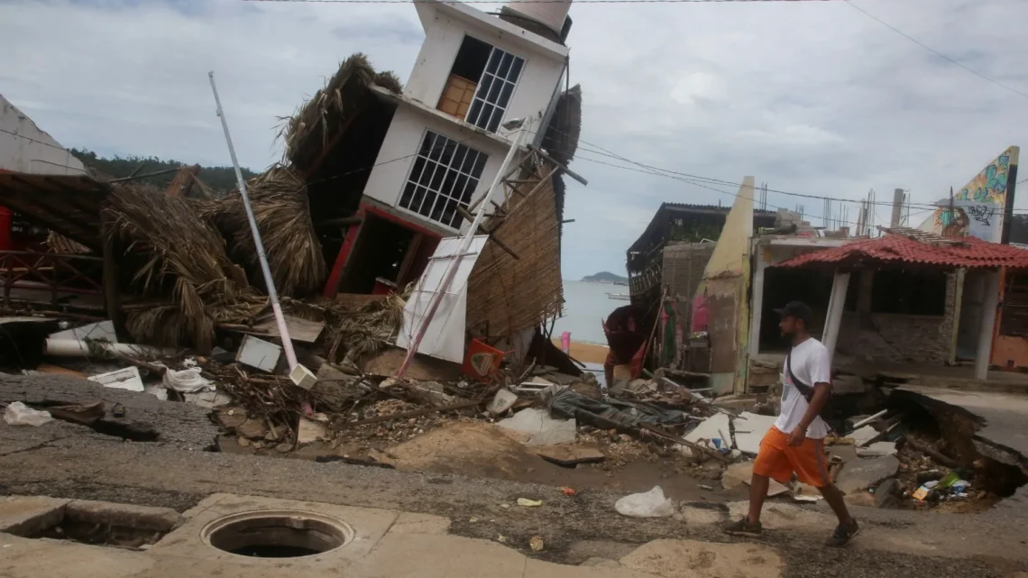 Huracán John deja cientos de desplazados en Acapulco