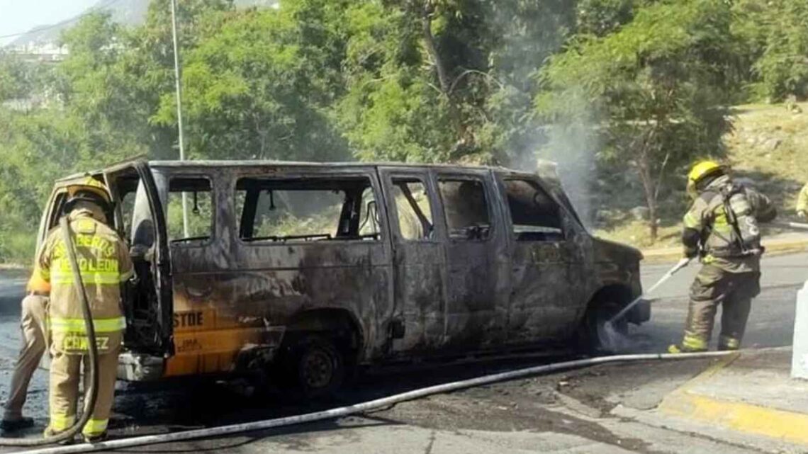 Se incendia transporte escolar en Nuevo León, pero todos salen a salvo