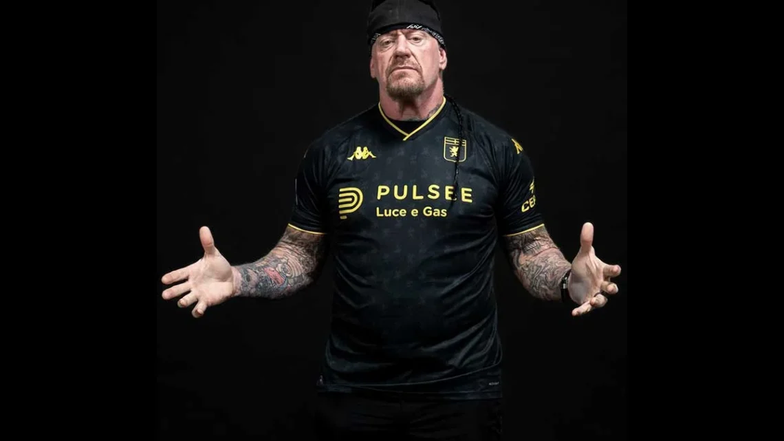 The Undertaker presenta la nueva jersey del Genoa de Johan Vásquez