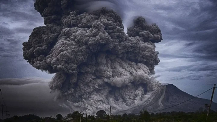 Segunda erupción del volcán Lewotobi en Indonesia en una semana provoca evacuaciones masivas