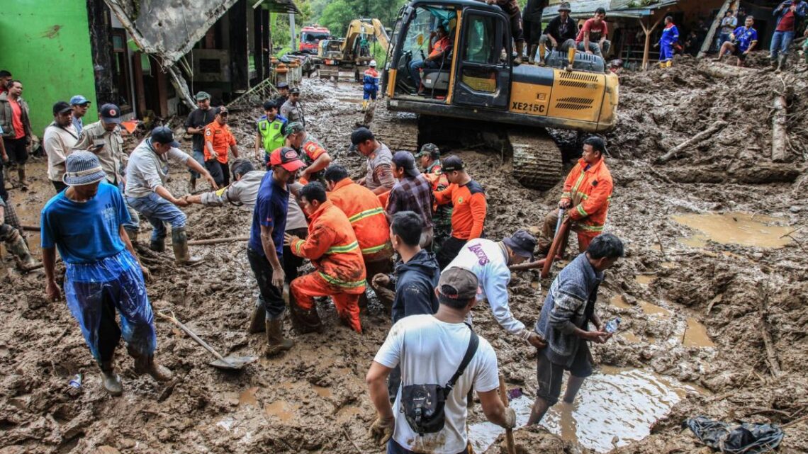 Rescatistas hallan 20 muertos tras inundaciones y deslaves en Indonesia