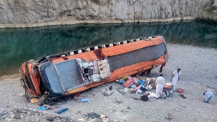 Tragedia en Pakistán: Accidente de autobús deja al menos 18 muertos