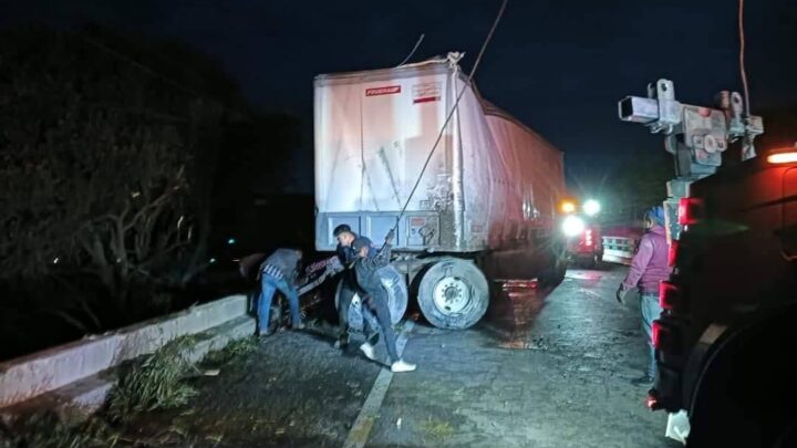 Volcadura e incendio de tractocamión colapsan la carretera Atlacomulco-Toluca