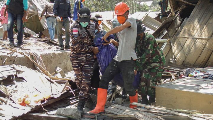 Rescatistas indonesios buscan sobrevivientes tras devastadora erupción volcánica