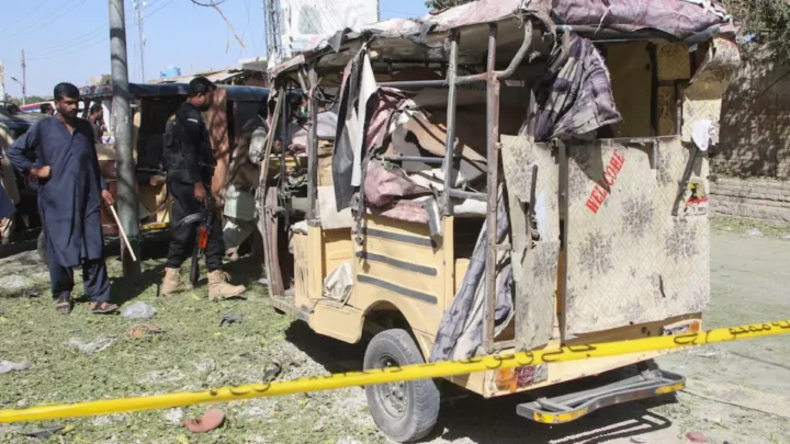 Ataque con bomba en Pakistán mata a nueve personas, incluidos cinco niños