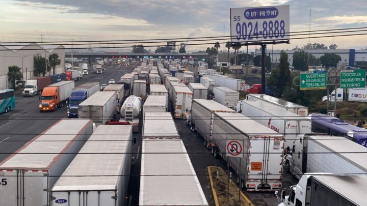 Congestión monumental en la autopista México-Querétaro