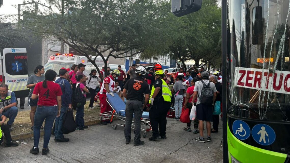 Choque de autobuses en Nuevo León deja 12 lesionados   