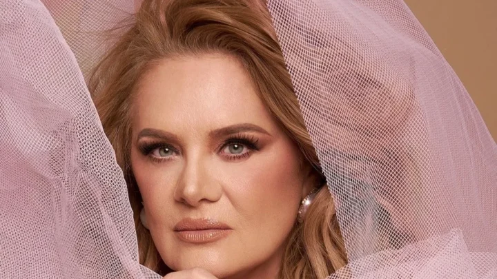 Erika Buenfil regresa a la música tras más de 30 años y lanza ‘Colágeno’