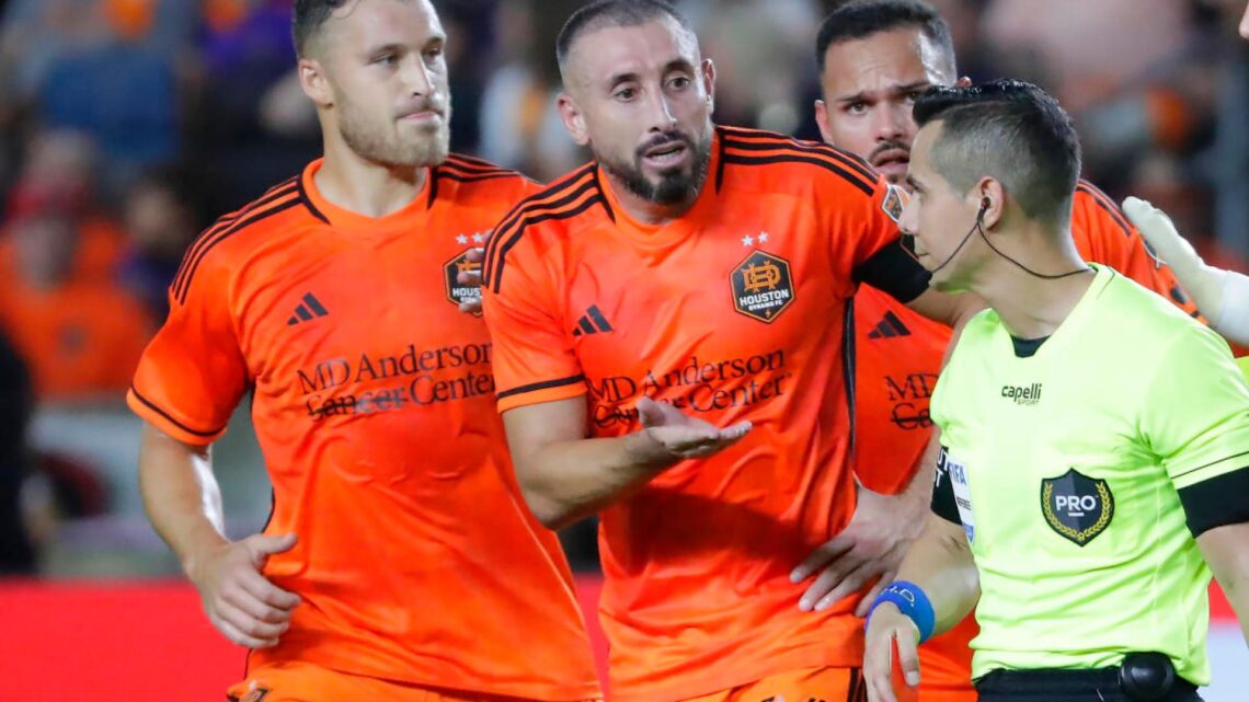 Héctor Herrera protagoniza polémica expulsión en los Playoffs de la MLS