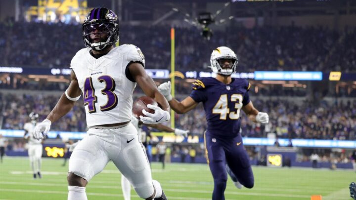 Ravens se imponen a los Chargers en duelo familiar