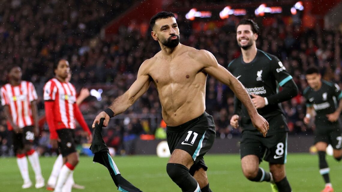 Salah brilla con un doblete y lleva al Liverpool a la cima de la Premier