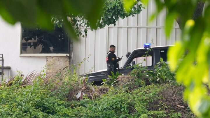 Fuerzas chavistas sitian la Embajada de Argentina en Caracas