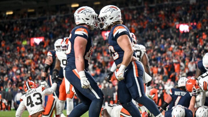 Los Broncos de Denver derrotan a los Browns en un partido lleno de errores