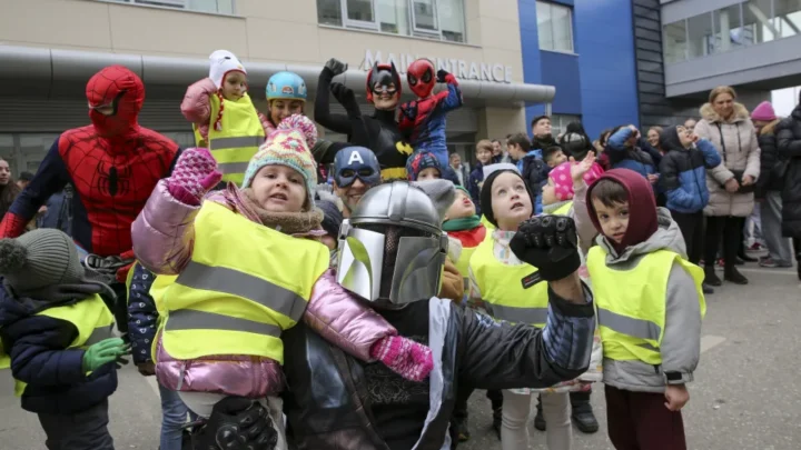 Superhéroes traen esperanza y sonrisas a niños con cáncer en Kosovo