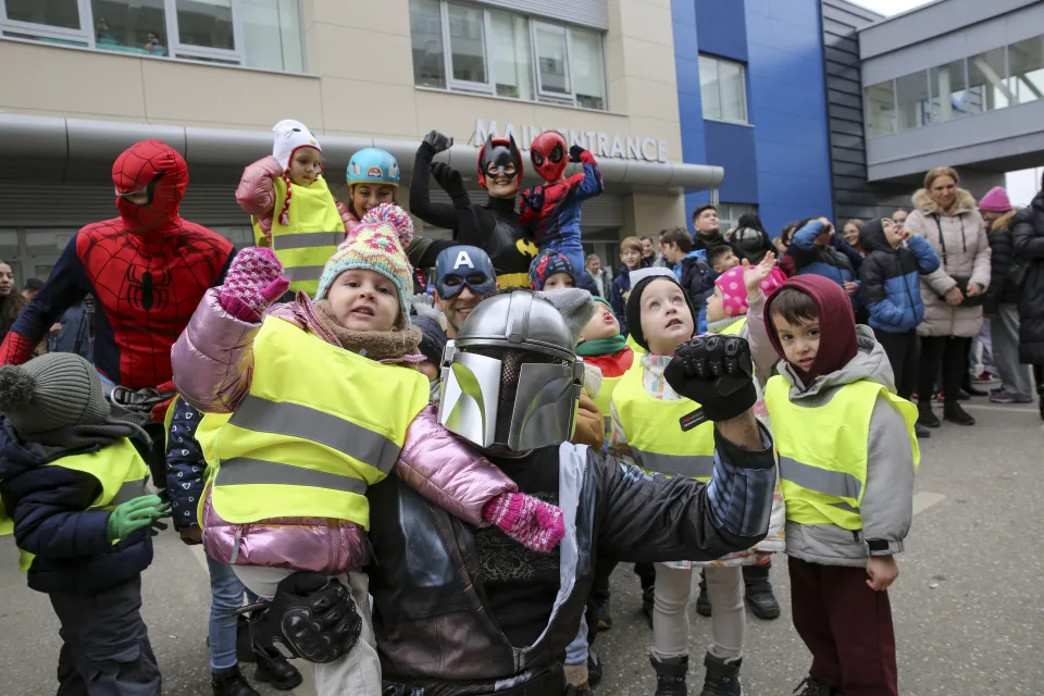 Superhéroes traen esperanza y sonrisas a niños con cáncer en Kosovo