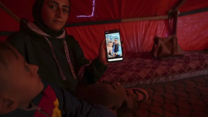 Madre en Gaza busca respuestas tras la desaparición de su hija y esposo durante un allanamiento militar israelí