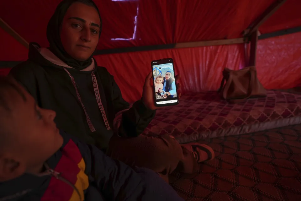 Madre en Gaza busca respuestas tras la desaparición de su hija y esposo durante un allanamiento militar israelí