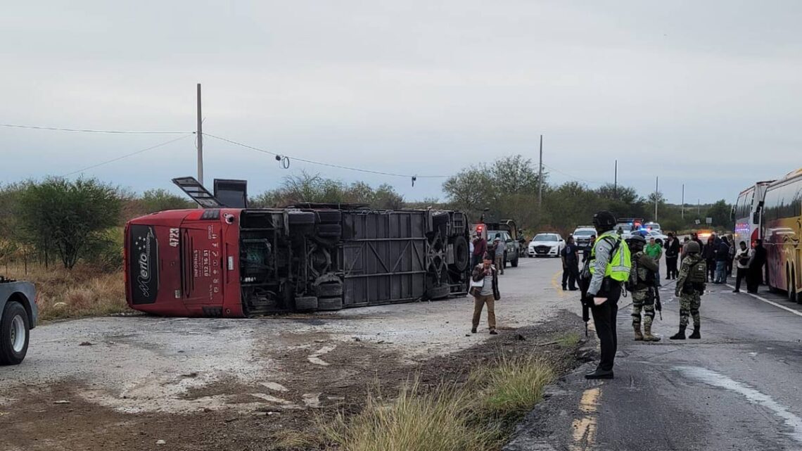 Vuelca autobús con migrantes mexicanos que regresaban para las fiestas navideñas