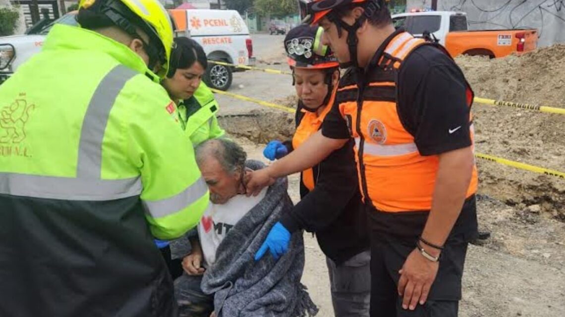 Abuelito con discapacidad visual cae en zanja de obra inconclusa