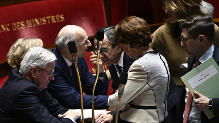 Francia enfrenta una moción de censura que podría derrocar al Gobierno