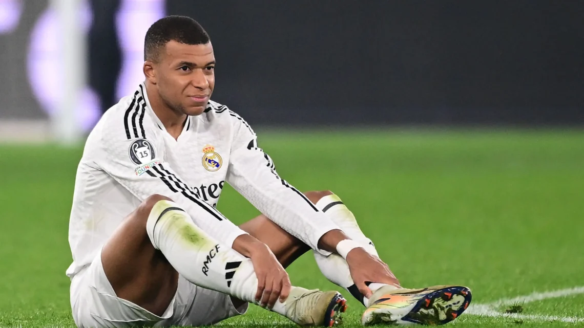 Mpappé alcanza los 50 goles en Champions, pero sale lesionado