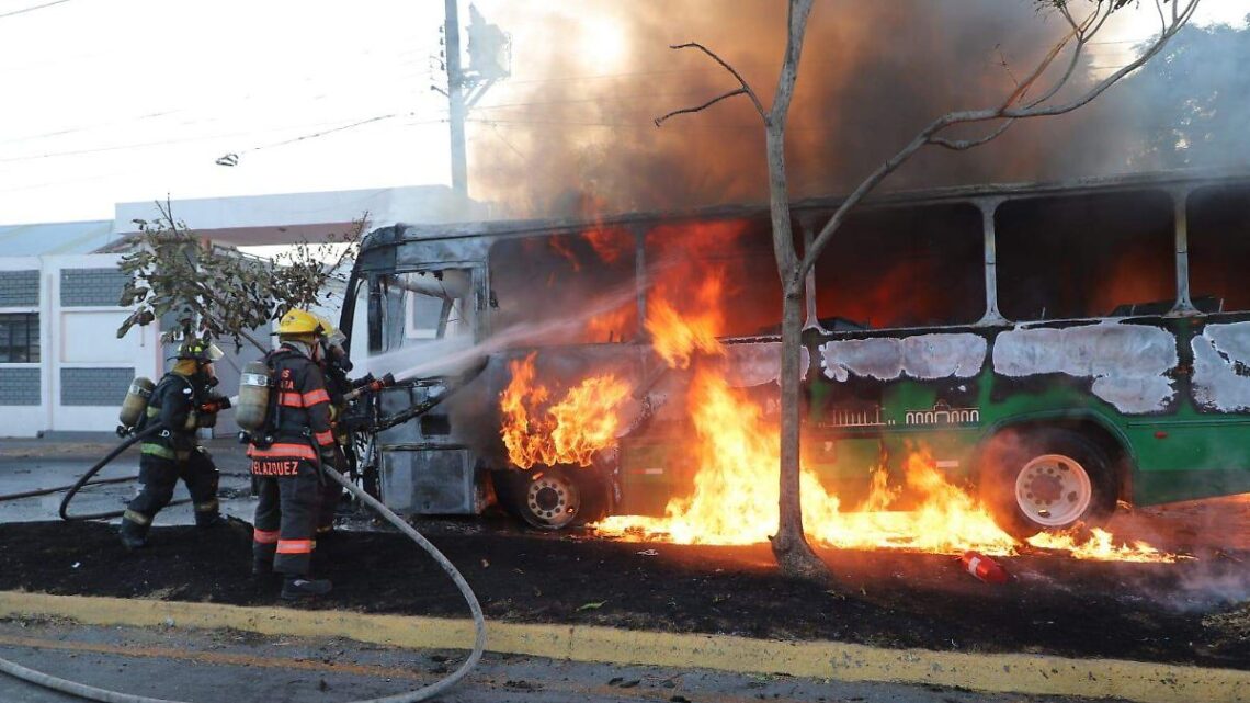 Camión se incendia en Guadalajara tras chocar con transformador