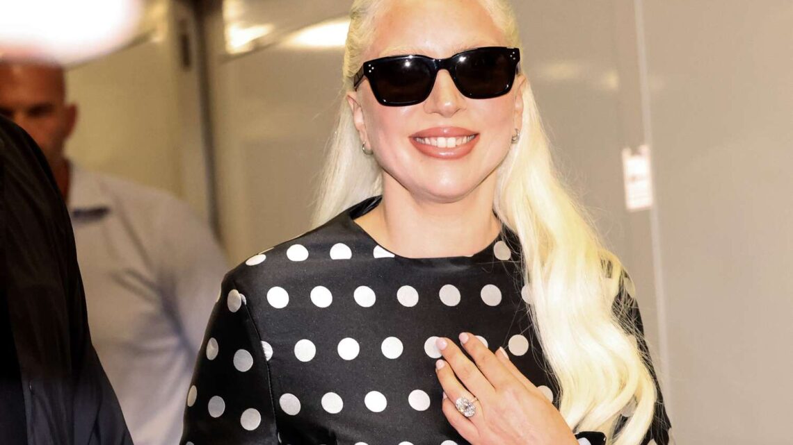 Lady Gaga luce su impresionante anillo de compromiso en Carpool Karaoke