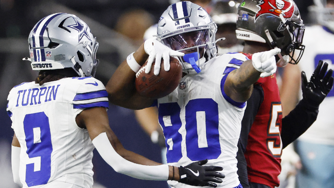 Cowboys vencen a Tampa Bay y complican su pase a los Playoffs