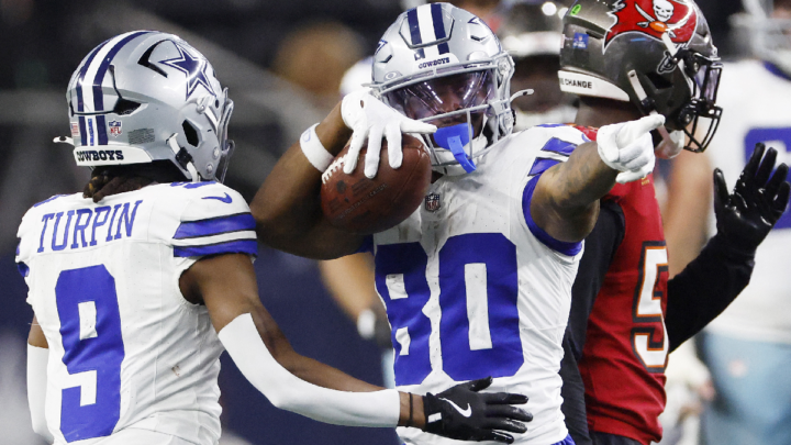 Cowboys vencen a Tampa Bay y complican su pase a los Playoffs