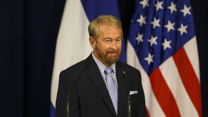 Trump nomina a experto de la CIA como embajador en México