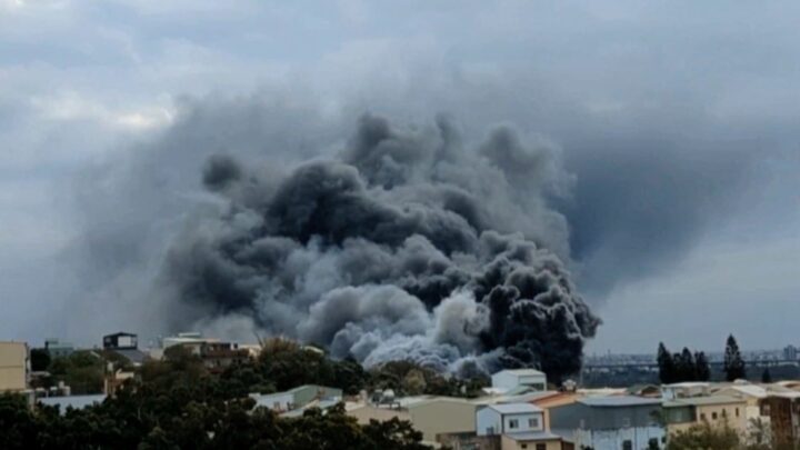 Tragedia en Taiwán: incendio en construcción deja nueve muertos