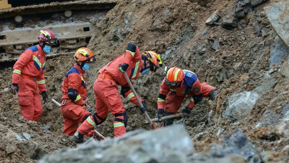 Rescatistas buscan a 13 obreros tras derrumbe en obra ferroviaria en China   