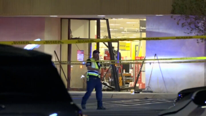 Tragedia en Texas: Policía abate a conductor tras estrellar su camioneta contra tienda y dejar cinco heridos