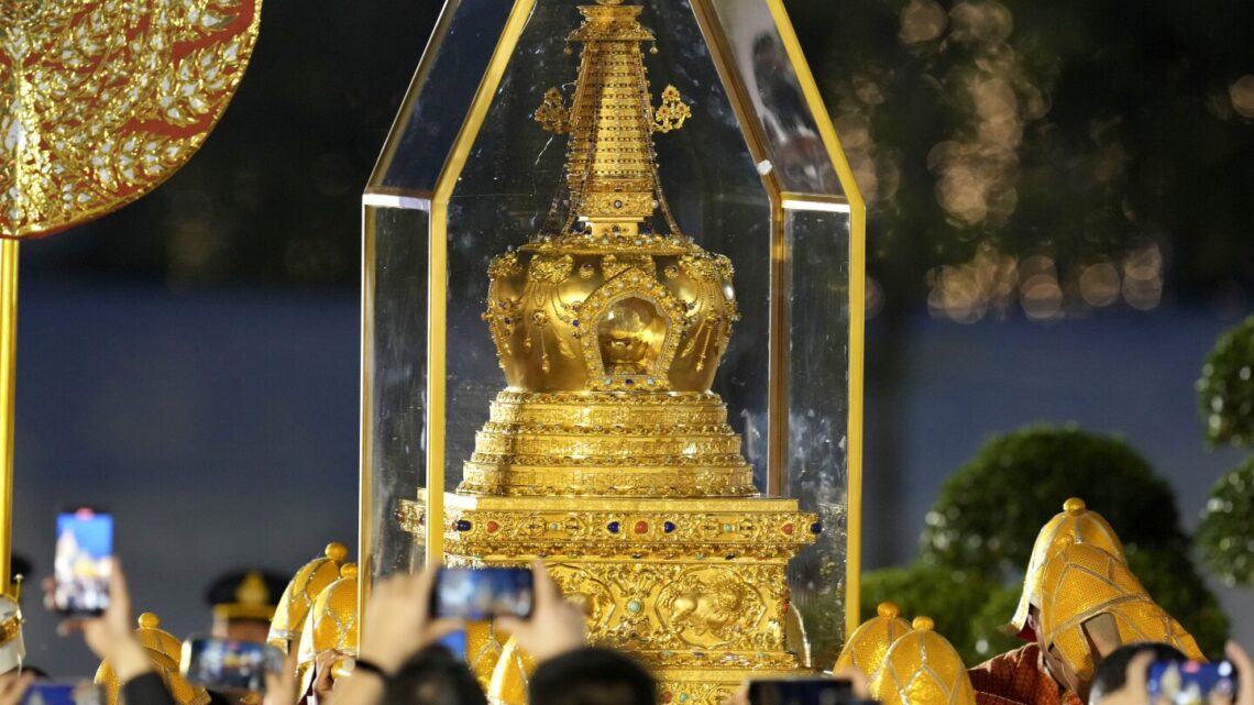 Tailandia recibe con honores una reliquia de Buda prestada por China